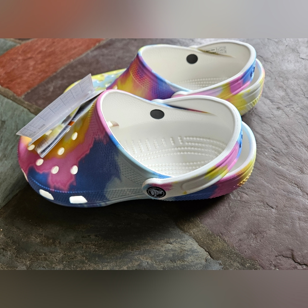 BNWT tie dye crocs w9
